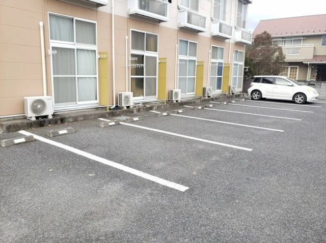 レオパレスアルカディアの駐車場