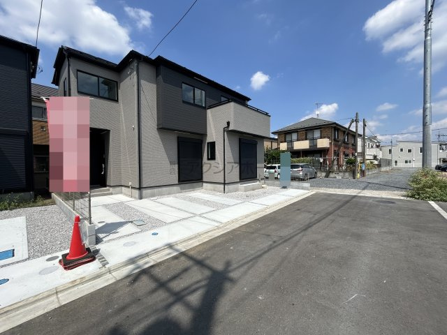 入間市東藤沢8丁目・全2棟　新築一戸建　1号棟の前面道路含む現地写真|東南道路につき陽当たり良好！交通量も少なく、落ち着いて生活できる住環境です。