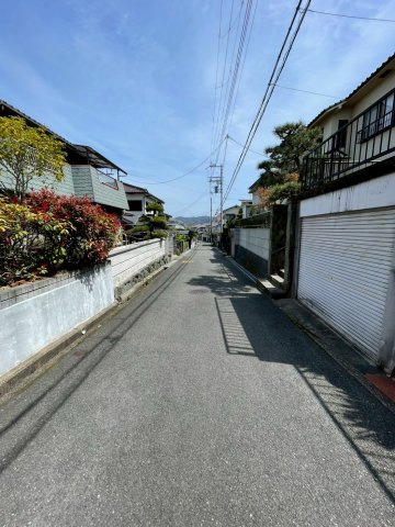交野市星田山手3丁目　古家付き土地の前面道路含む現地写真