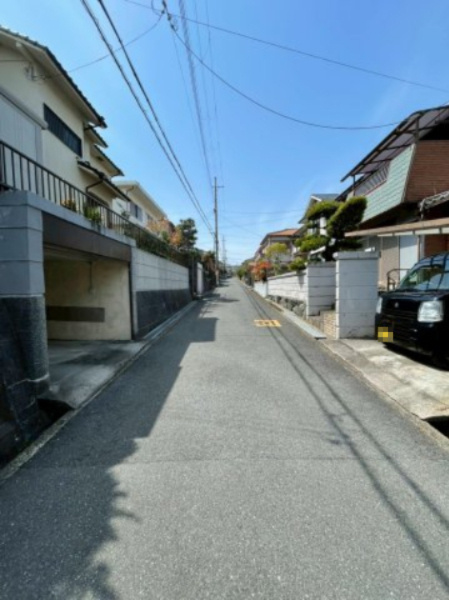 交野市星田山手3丁目　古家付き土地の前面道路含む現地写真
