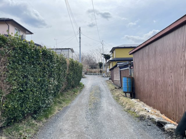八戸市大字鮫町字下盲久保の前面道路含む現地写真