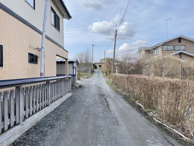 八戸市大字鮫町字下盲久保の前面道路含む現地写真