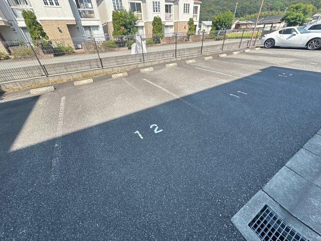 クリスタルハーモニーの駐車場
