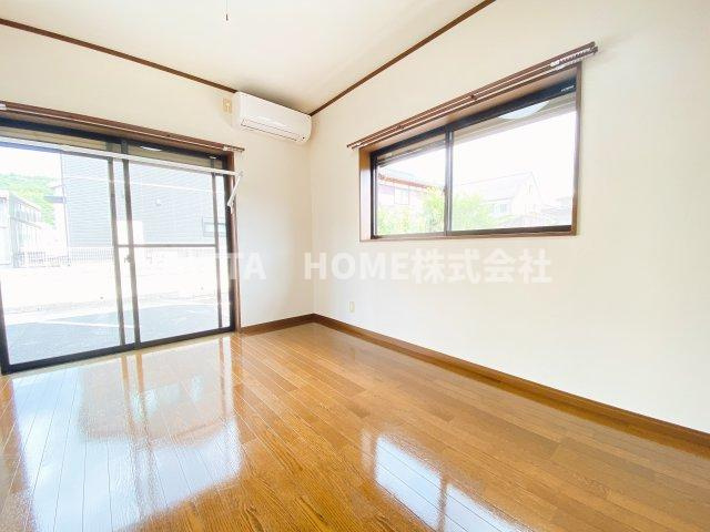 コーポラス堀江の寝室|お部屋は角部屋◎