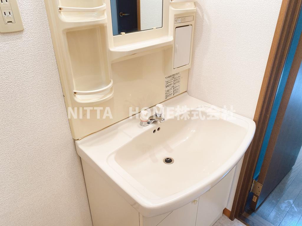 コーポラス堀江の洗面所|シャワー付きの洗面台朝の準備も楽々です♪