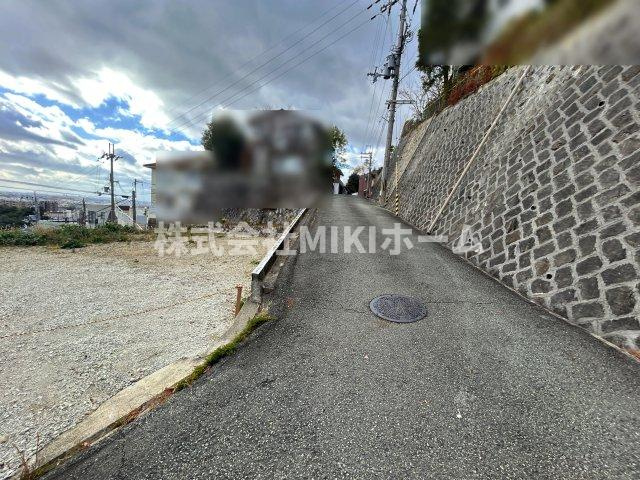 箕面市箕面２丁目　土地の前面道路含む現地写真