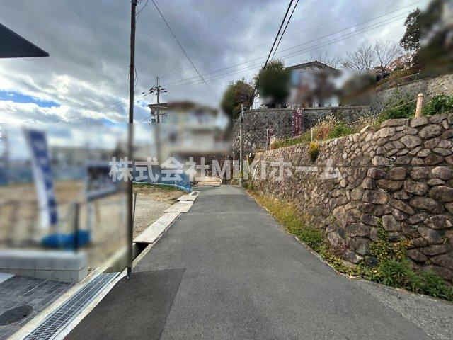 箕面市箕面２丁目　土地の前面道路含む現地写真