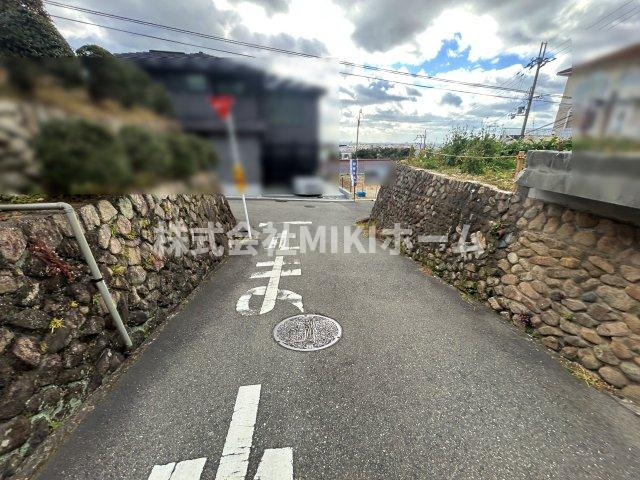 箕面市箕面２丁目　土地の前面道路含む現地写真