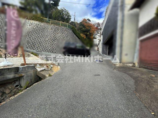 箕面市箕面２丁目　土地の前面道路含む現地写真