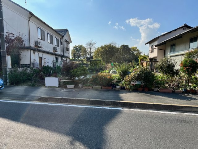 鳩ヶ丘売地1の前面道路含む現地写真