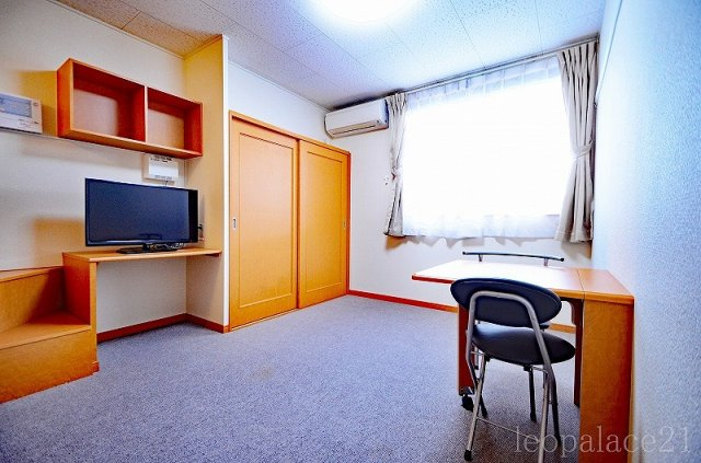 レオパレス紺屋町の寝室|2Ｆのお部屋はカーペットです。