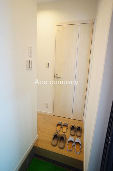 【玄関】 | 八尾市東弓削1丁目 | 玄関網戸付き☆トールサイズのシューズボックス、廊下に階段下収納あります♪