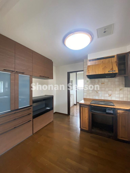 【キッチン】 | 大容量のカップボードには食器や調理器具などがたくさん収納できますね！