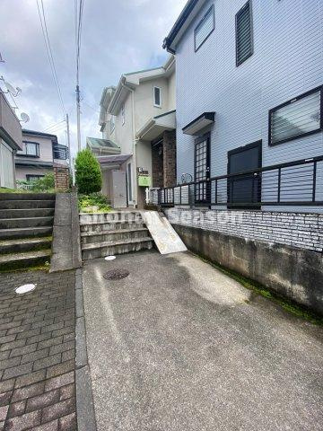 【前面道路含む現地写真】 | 資金を抑えて将来に備えられる！ニーズの高い中古戸建物件を新居に是非ご検討くださいませ♪