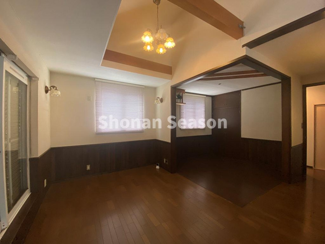 【居間・リビング】 | 開放的な空間が広がる２Ｆリビングには、収納もあるので、日用品や掃除道具などもさっと取り出せて便利ですね！