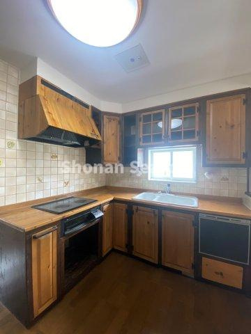 【キッチン】 | 木の温かみのあるキッチンはL字型で家事動線も良好です◎