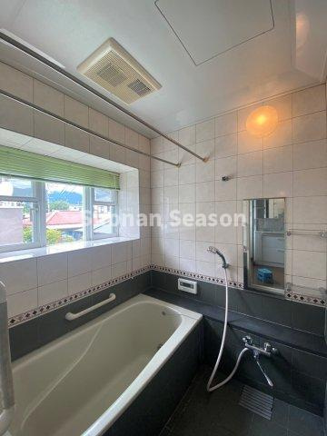 【浴室】 | 広々としたバスタブで一日頑張った身体を癒してくださいね。