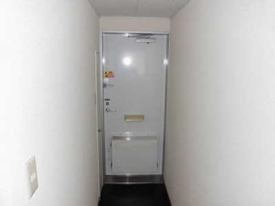 【玄関】 | レオパレス琵琶渕レジデンスⅢ | 現況優先。写真は1Ｆ。