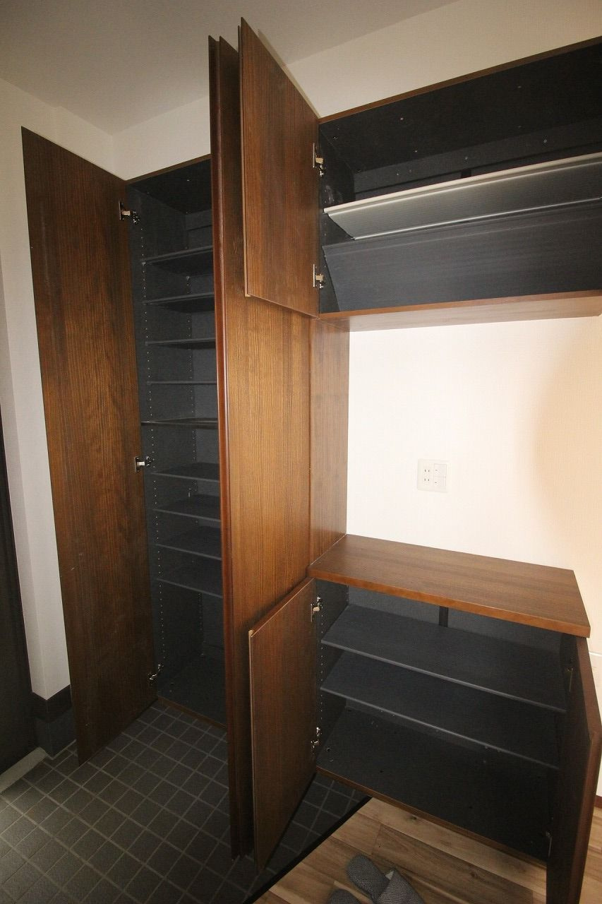 小山市喜沢の玄関|沢山の靴や小物がしまえる下駄箱、姿鏡付きで、お出かけ前の身支度に便利！