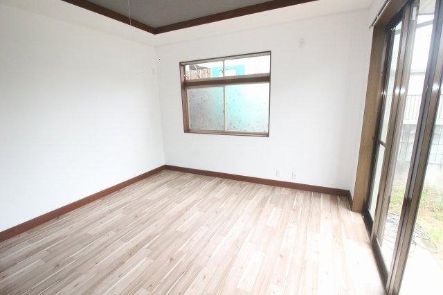 小山市喜沢の洋室|1階の南側洋室です、大きな窓があり陽当たり良好！