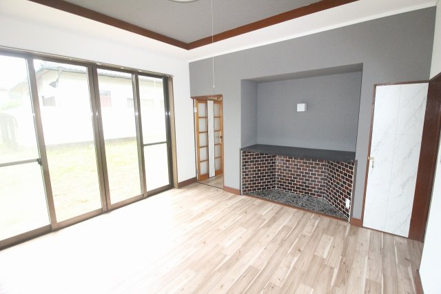 小山市喜沢の洋室|暖炉風の装飾が可愛いですね