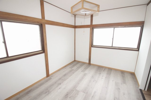 小山市喜沢の子供部屋|すりガラスの模様がレトロ可愛いお部屋です