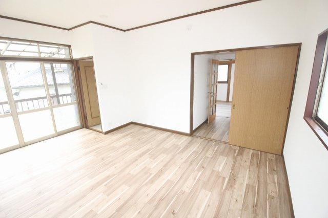 小山市喜沢の寝室|陽当たりも良く目覚めが気持ちよさそうな寝室！