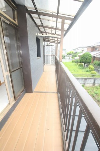 小山市喜沢のバルコニー|二部屋つなぐ広いバルコニーです！