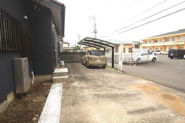 小山市喜沢の駐車場|北側のカーポートです、勝手口すぐそばで、荷物が多い時も楽々！