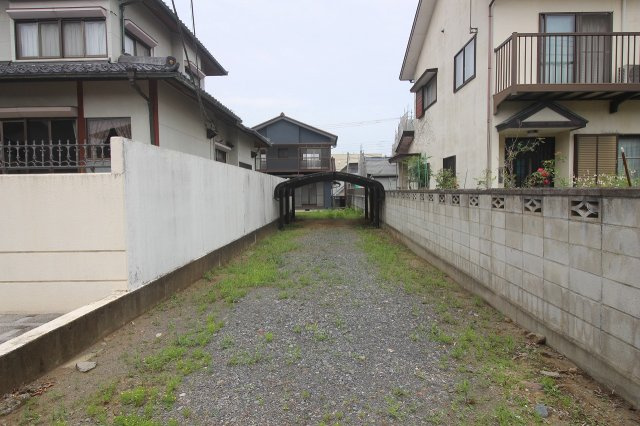 小山市喜沢の駐車場|南側のカーポートです、こちらのお家は駐車スペースが多く、とっても便利！