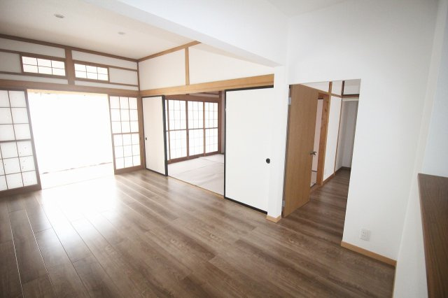 小山市喜沢のキッチン|広縁から明るい日差しが差し込むダイニングです