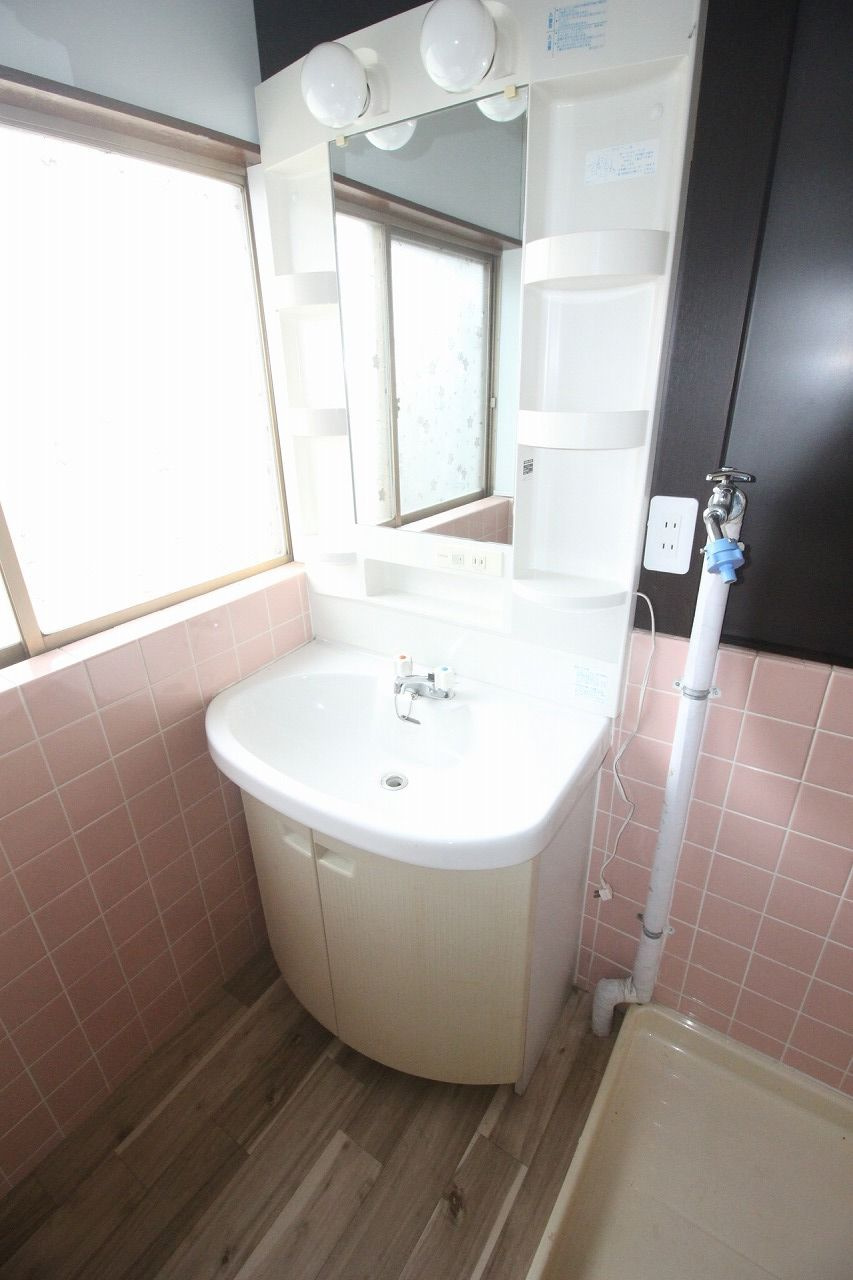 小山市喜沢の洗面所|大きな窓があり、換気もしやすい洗面所です