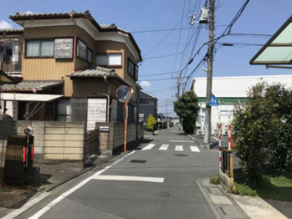 『鴻巣駅』東口17分・業務スーパー1分の住宅用地の前面道路含む現地写真