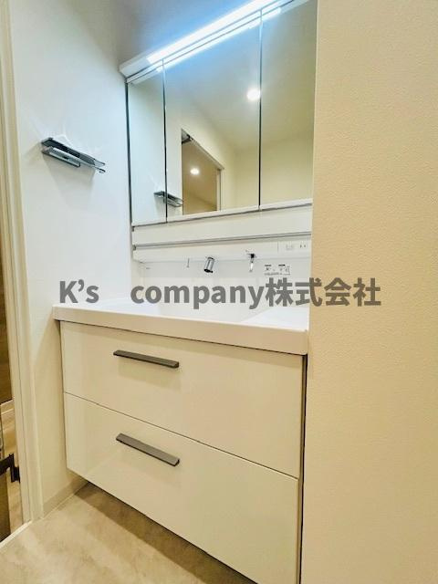 茅ヶ崎市赤羽根　ライオンズマンション湘南茅ヶ崎の独立洗面台|ゆとりのある洗面スペース◇朝の忙しい時間帯もストレスなくご準備できます◇