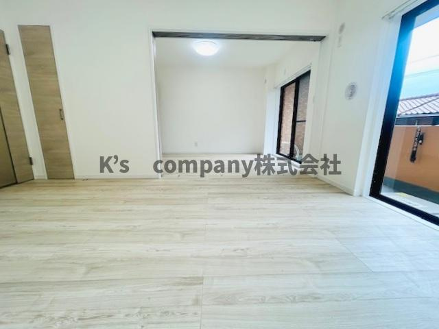 茅ヶ崎市赤羽根　ライオンズマンション湘南茅ヶ崎の居間・リビング|リビングに隣接して洋室があり、開放してお使いいただくとリビングがより広く感じられます◇