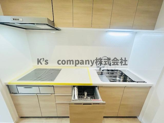 茅ヶ崎市赤羽根　ライオンズマンション湘南茅ヶ崎のキッチン|吊戸棚収納が充実しています♪木目調の温かみのある色合いのシステムキッチン☆