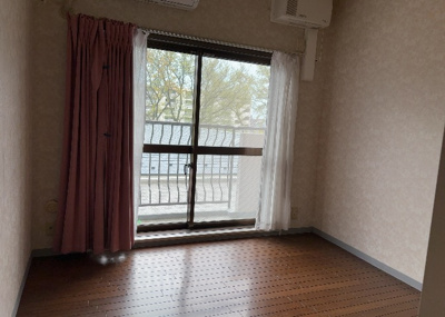 【洋室】 | オリオエント東林間ー２ | 洋室のメリットは重い家具が置きやすく、身の回りが整理しやすいことです。 床がフローリングのため畳とは異なり凹みにくいです。 クローゼットなど収納が豊富で、普段使わない旅行カバンや服の整頓も簡単にです。