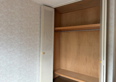 【収納】 | オリオエント東林間ー２ | デザイン性を重視しすぎて収納が少なかった！なんてことにならないため、事前に現地で収納の数を確認しておくことをお勧めします。クローゼット以外にも床下収納や屋根裏収納、パントリーなどもチェックしましょう。