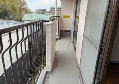 【バルコニー】 | オリオエント東林間ー２ | バルコニーは、室外の専用スペースのうち、「屋根がなく開放された空間」であるものを指します。ベランダより広いタイプのものが多く、日当たりもよいため家庭菜園などを楽しみたい人にとって適した環境となります。