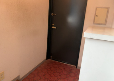 【玄関】 | オリオエント東林間ー２ | 玄関は家の顔でもあり、家族以外の目にも止まる場所です。玄関は外との間を仕切る扉、靴などをしまっておく収納スペース、靴脱ぎのたたきスペース、来客とのやり取りをするドアホンなど複数のアイテムからなります。