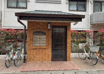 【エントランス】 | オリエント東林間ハウスー２ | マンションのエントランスには、もともと風よけや防犯の役割がありますが、マンションによって宅配ボックスなどの設備が備わっている所もあります。日々の生活をイメージしながら生活しやすさをチェックしましょう。