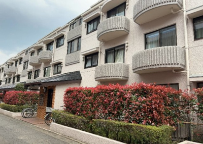 【現況写真】 | オリオエント東林間ー２ | 外観はマンション管理がされているかの目安になります。築年数が古いと、壁面は劣化してひび割れが生じることも！建物が古びていても細かいところが修繕されていると、きちんと管理されているなぁと感じるでしょう。