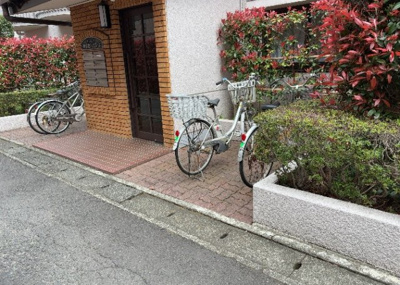 【駐車場】 | オリエント東林間ハウスー２ | 車一台あたりに必要なスペースは、標準サイズの普通自動車で横幅2m50cm、長さ5mは必要になります。ただし、乗降のことも考慮して横幅3m30cm、長さ5m50cmほどは確保できるところを選びましょう。