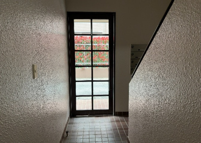 【ロビー】 | オリオエント東林間ー２ | ロビーというと、エントランスと何がちがうの？と思いますよね。実はロビーとエントランスには明確な決まりはありません。物件によっては、エントランスを入って広がるある程度の広さのある空間がロビーとなります。