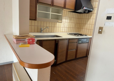 【キッチン】 | オリオエント東林間ー２ | L型アイランドタイプは、キッチンからダイニングにもリビングにも目が行き届くので、とても使いやすい配置です。L字型独立タイプは、キッチンを独立させてるためLDKというよりもLDといった様なイメージです。