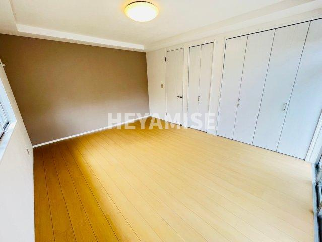 女の都3丁目戸建の洋室