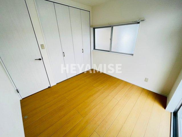 女の都3丁目戸建の洋室