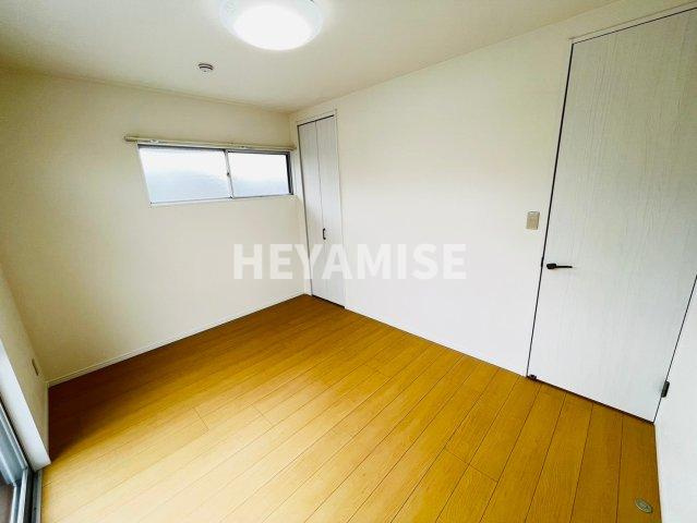 女の都3丁目戸建の洋室