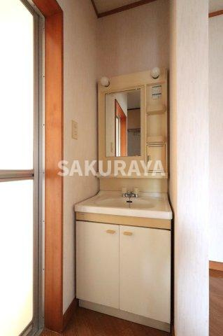 根岸コーポB棟（福居町）の独立洗面台|2025年4月撮影。