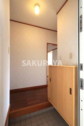 根岸コーポB棟（福居町）の玄関|2025年4月撮影。